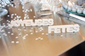 Texte Joyeuses Fêtes sur Table au meilleur prix
